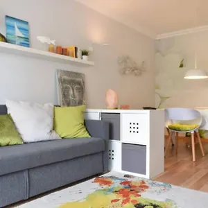 Brina, Stylish In Apartamento